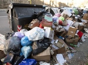 LA GRANDE MONNEZZA E L’INDECISIONISMO POLITICO