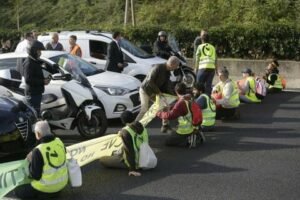 Perché nessuno ferma gli eco-imbecilli che bloccano Roma?